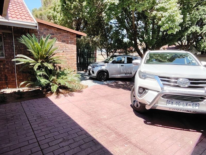 This is the one you have been waiting for! Spacious, 5 Bedroom family Home in Rooihuiskraal, Centurion. - Photo 7