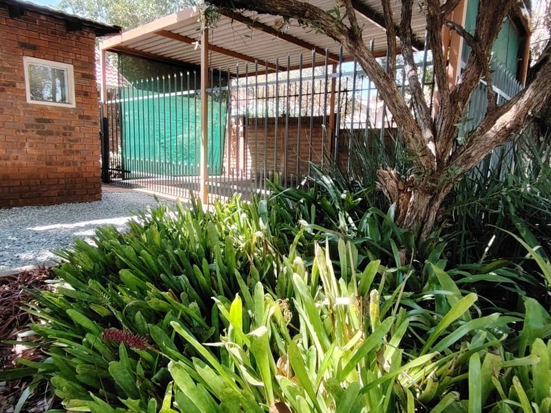 This is the one you have been waiting for! Spacious, 5 Bedroom family Home in Rooihuiskraal, Centurion. - Photo 6