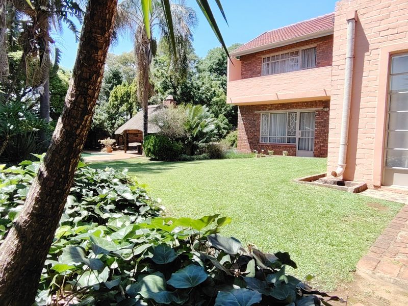 This is the one you have been waiting for! Spacious, 5 Bedroom family Home in Rooihuiskraal, Centurion. - Photo 4