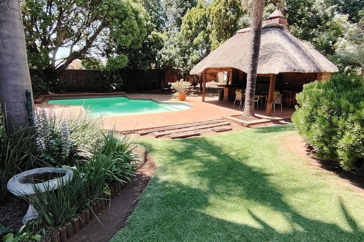 Spacious, 5 Bedroom family Home in Rooihuiskraal, Centurion. - Photo 3