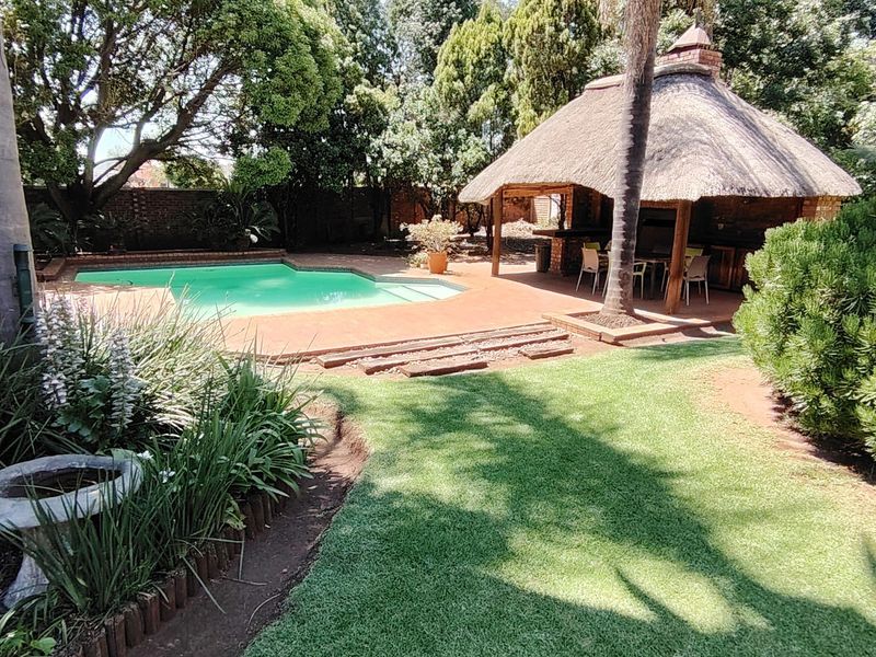 This is the one you have been waiting for! Spacious, 5 Bedroom family Home in Rooihuiskraal, Centurion. - Photo 2