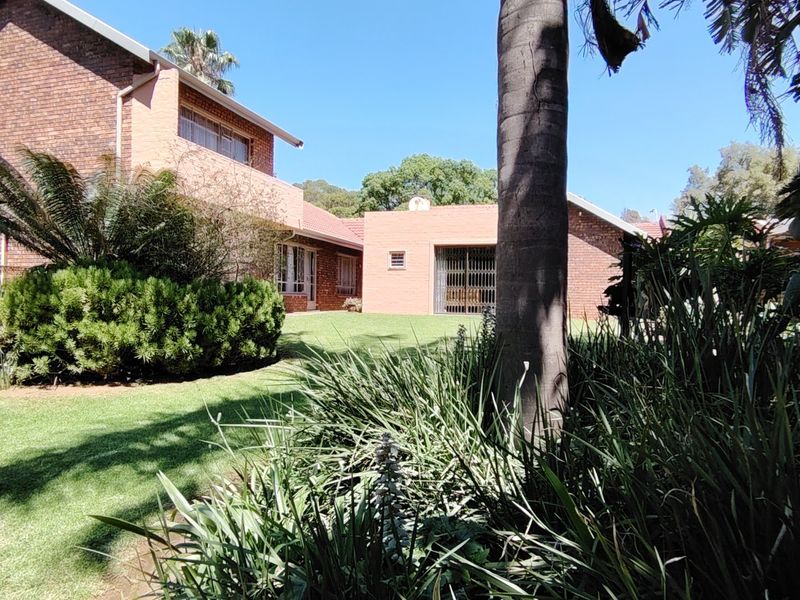 This is the one you have been waiting for! Spacious, 5 Bedroom family Home in Rooihuiskraal, Centurion. - Photo 3