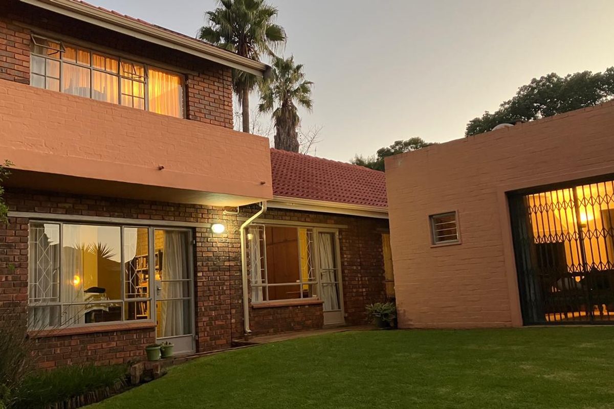 Spacious, 5 Bedroom family Home in Rooihuiskraal, Centurion. - Photo 2
