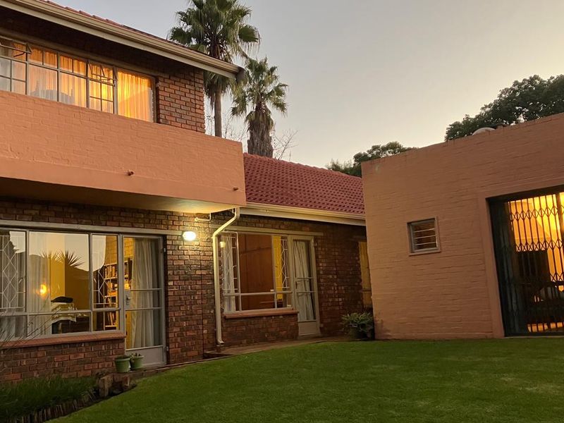 Spacious, 5 Bedroom family Home in Rooihuiskraal, Centurion. - Photo 2