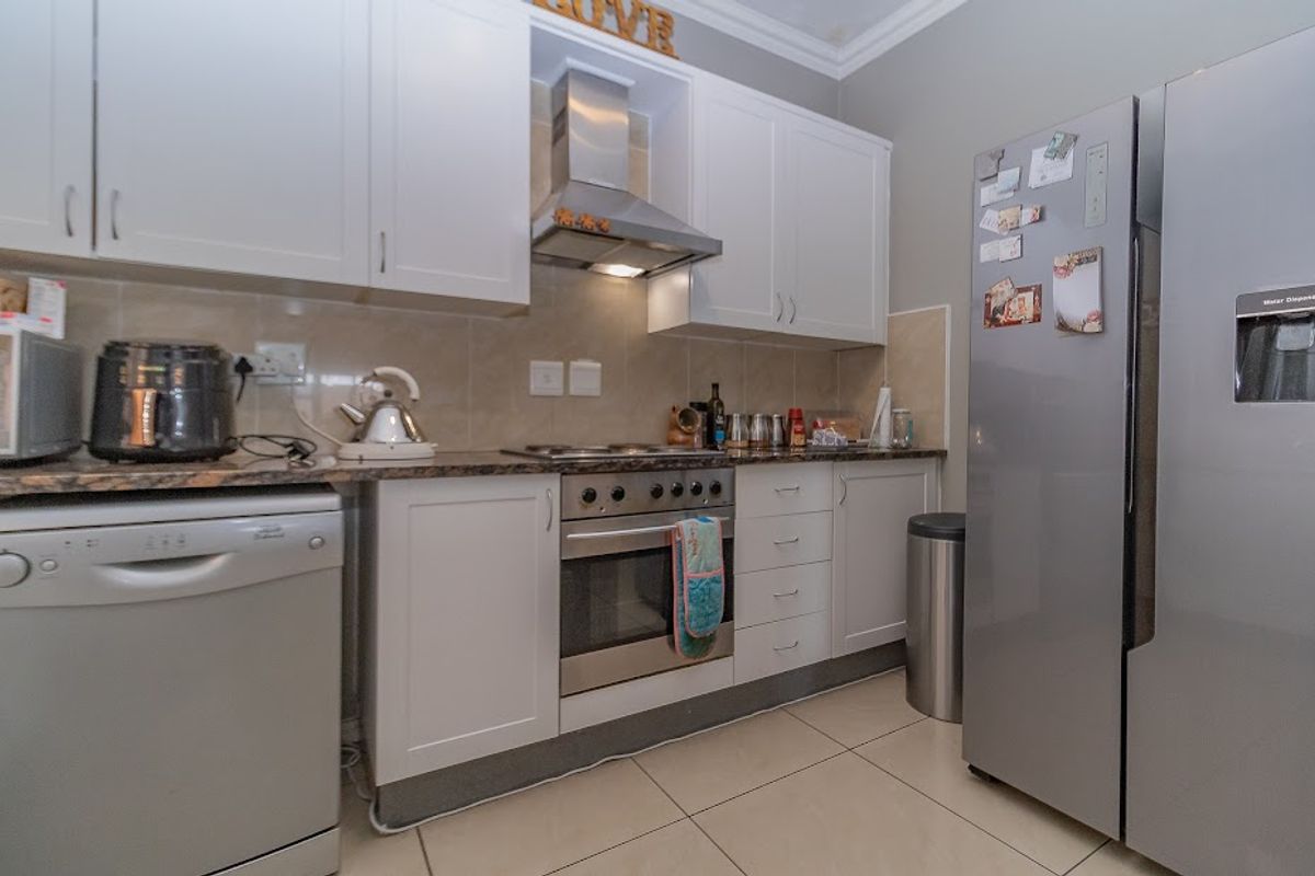 Modern 2-Bedroom Flat with Special Features! - Photo 3