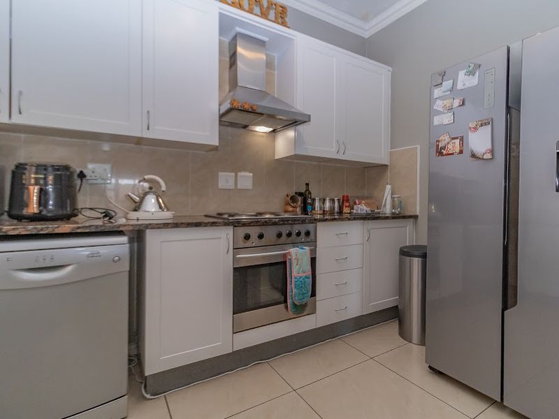 Modern 2-Bedroom Flat with Special Features! - Photo 3