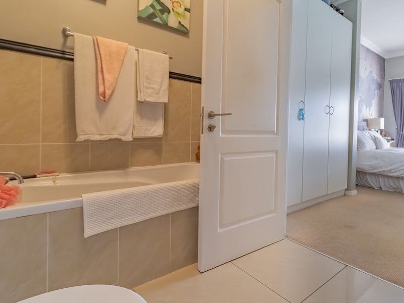 Modern 2-Bedroom Flat with Special Features! - Photo 9