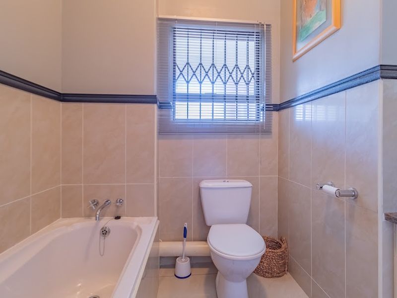 Modern 2-Bedroom Flat with Special Features! - Photo 8