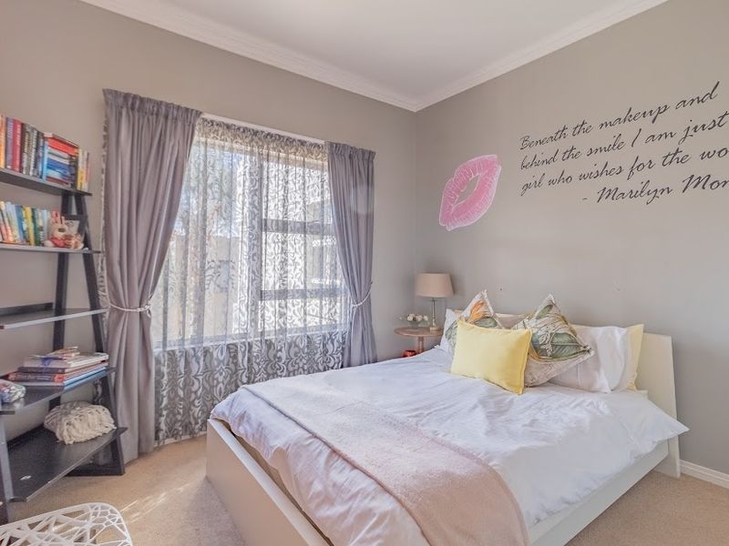 Modern 2-Bedroom Flat with Special Features! - Photo 6