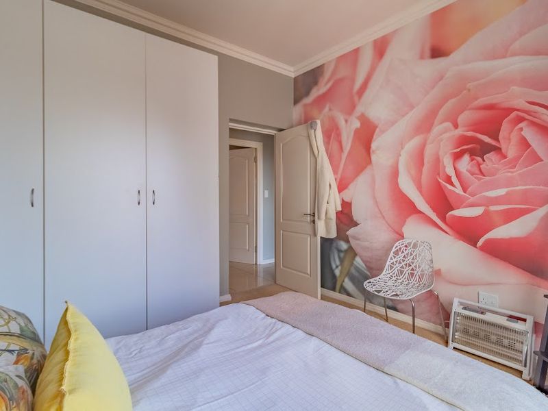 Modern 2-Bedroom Flat with Special Features! - Photo 7