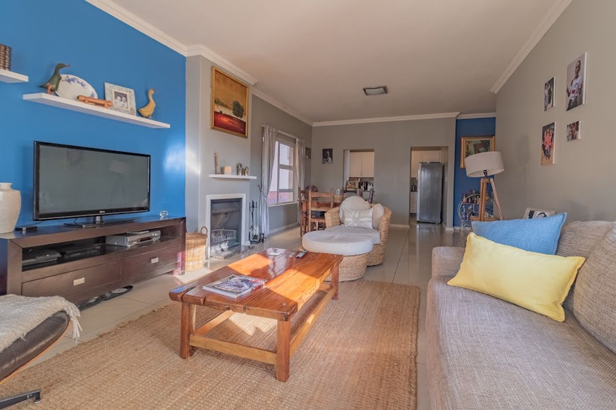 Modern 2-Bedroom Flat with Special Features! - Photo 2