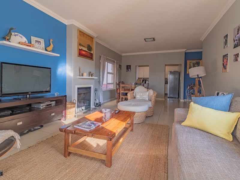 Modern 2-Bedroom Flat with Special Features! - Photo 2