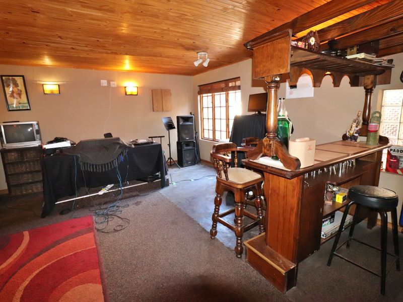 Versatile 3-Bedroom Home with Teen Pad, Granny Flat, and Entertainment Area - Photo 4