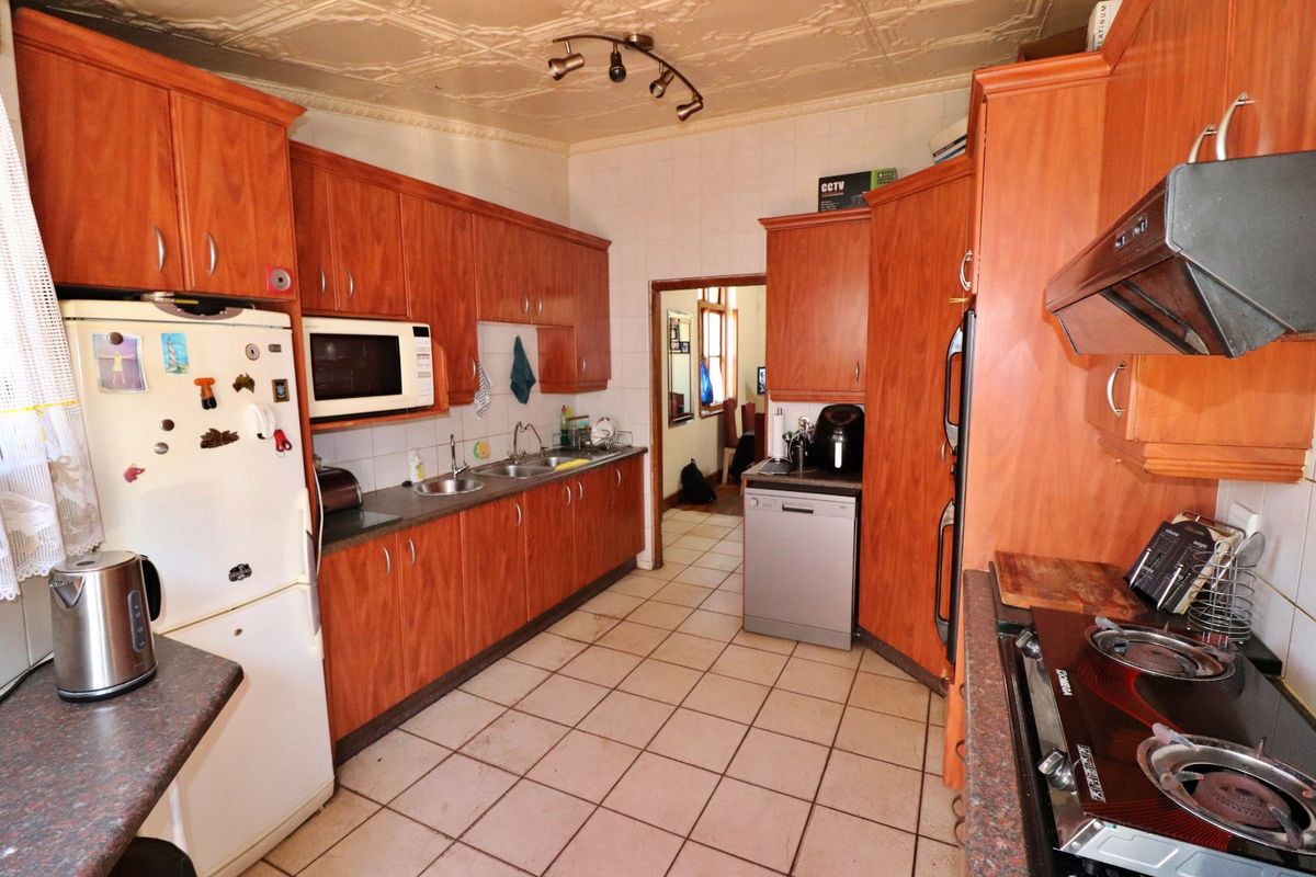 Versatile 3-Bedroom Home with Teen Pad, Granny Flat, and Entertainment Area - Photo 3