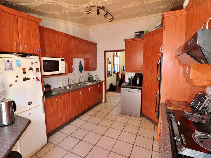 Versatile 3-Bedroom Home with Teen Pad, Granny Flat, and Entertainment Area - Photo 3