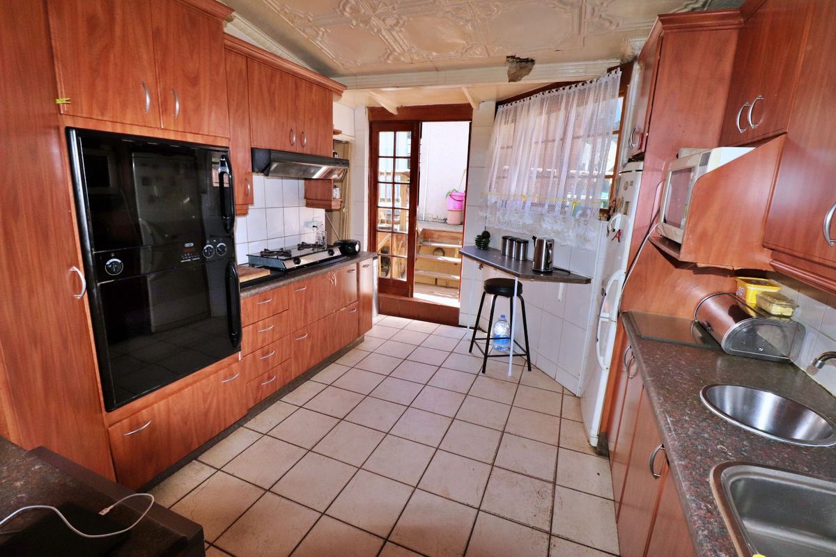 Versatile 3-Bedroom Home with Teen Pad, Granny Flat, and Entertainment Area - Photo 2