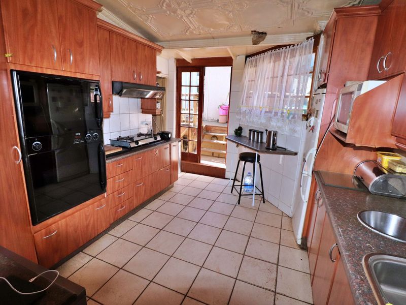 Versatile 3-Bedroom Home with Teen Pad, Granny Flat, and Entertainment Area - Photo 2