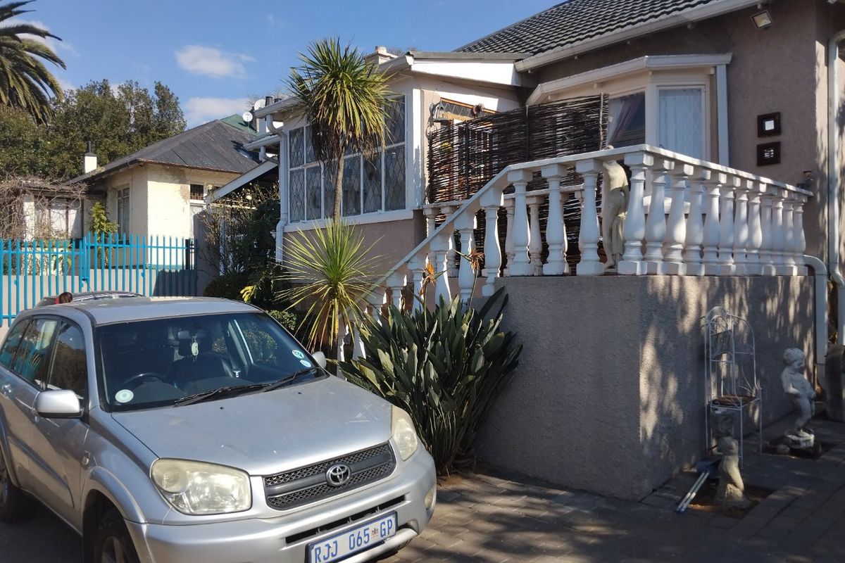 Charming Family Home in Kensington - Photo 2