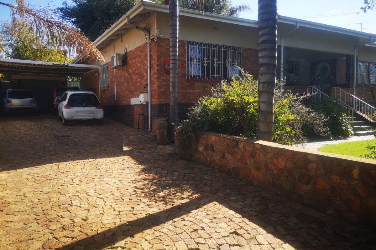 Spacious 3 Bedroom Family Property in Primrose Hill  - Photo 2