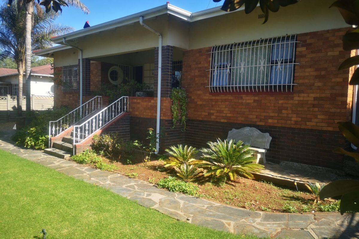 Spacious 3 Bedroom Family Property in Primrose Hill  - Photo 3