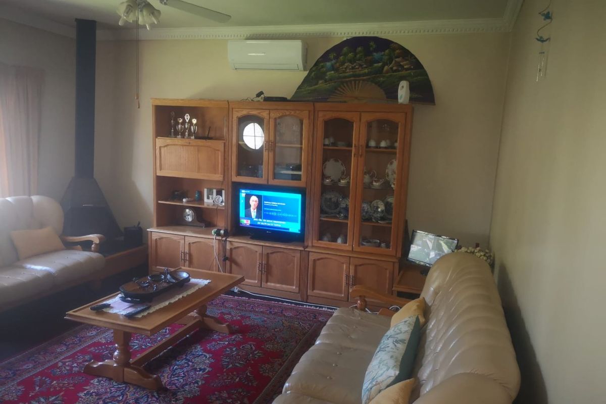 Spacious 3 Bedroom Family Property in Primrose Hill  - Photo 4