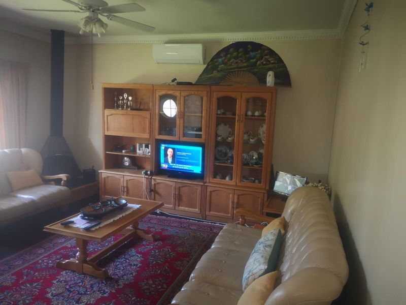 Spacious 3 Bedroom Family Property in Primrose Hill  - Photo 4