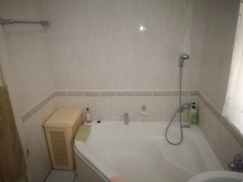 Spacious 3 Bedroom Family Property in Primrose Hill  - Photo 8