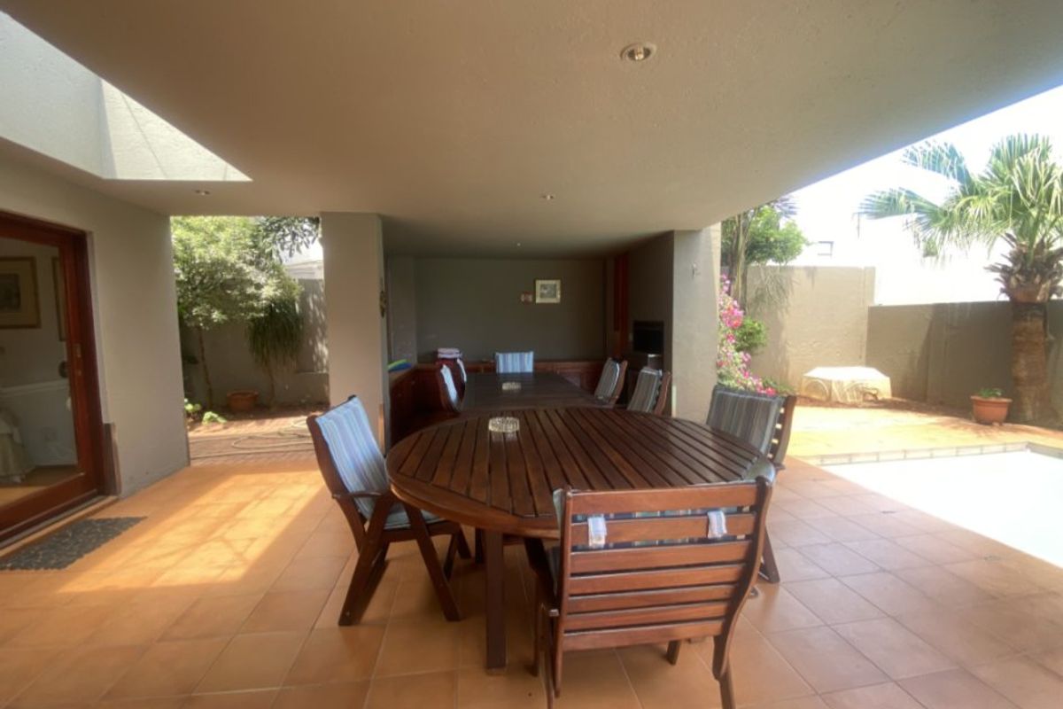 Luxurious 5-Bedroom House for Sale with Pool and Modern Amenities - Photo 3