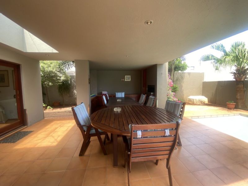 Luxurious 5-Bedroom House for Sale with Pool and Modern Amenities - Photo 3