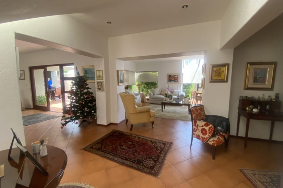 Luxurious 5-Bedroom House for Sale with Pool and Modern Amenities - Photo 4