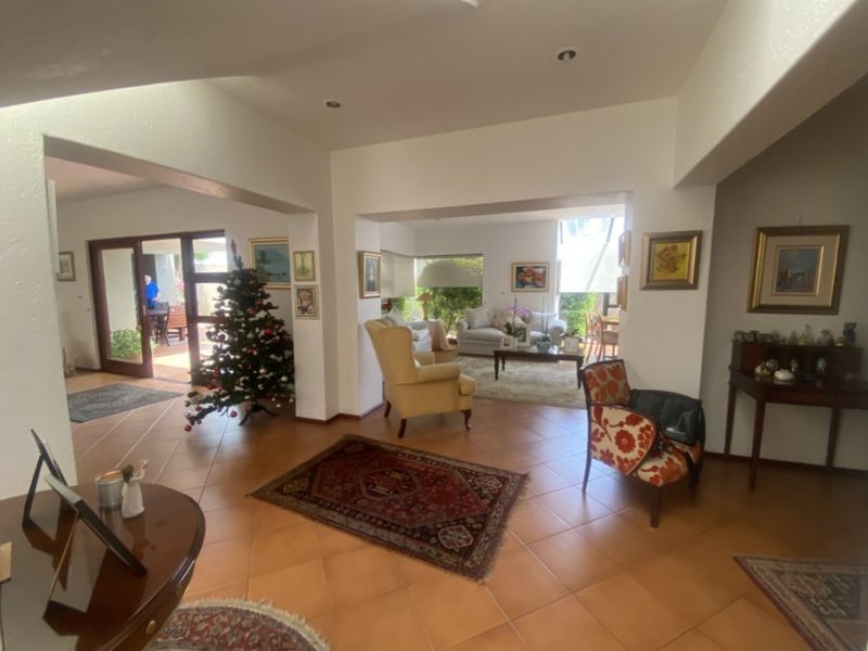 Luxurious 5-Bedroom House for Sale with Pool and Modern Amenities - Photo 4