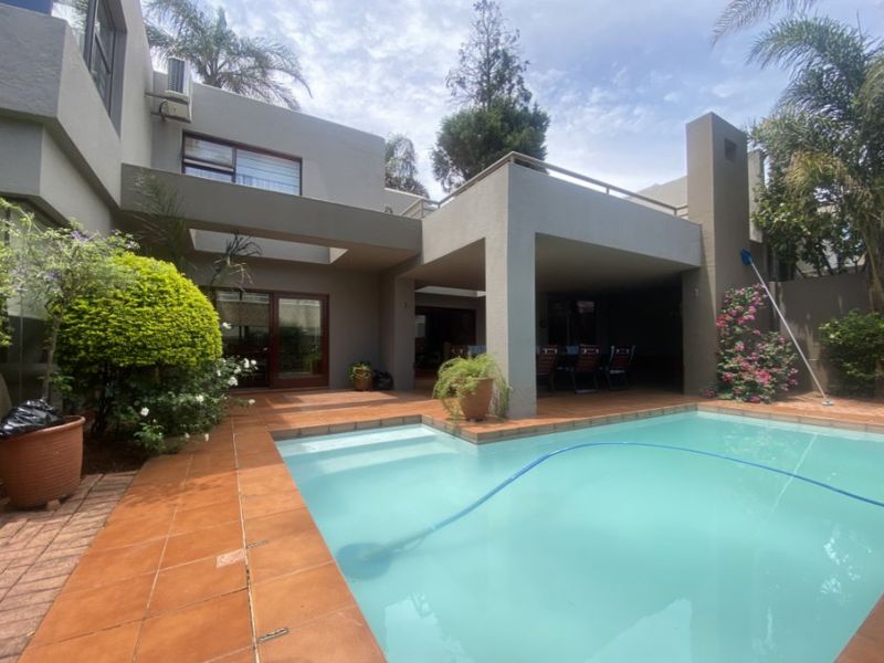 Luxurious 5-Bedroom House for Sale with Pool and Modern Amenities - Photo 1