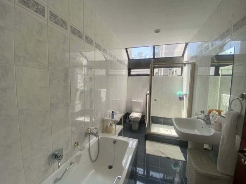 Luxurious 5-Bedroom House for Sale with Pool and Modern Amenities - Photo 9