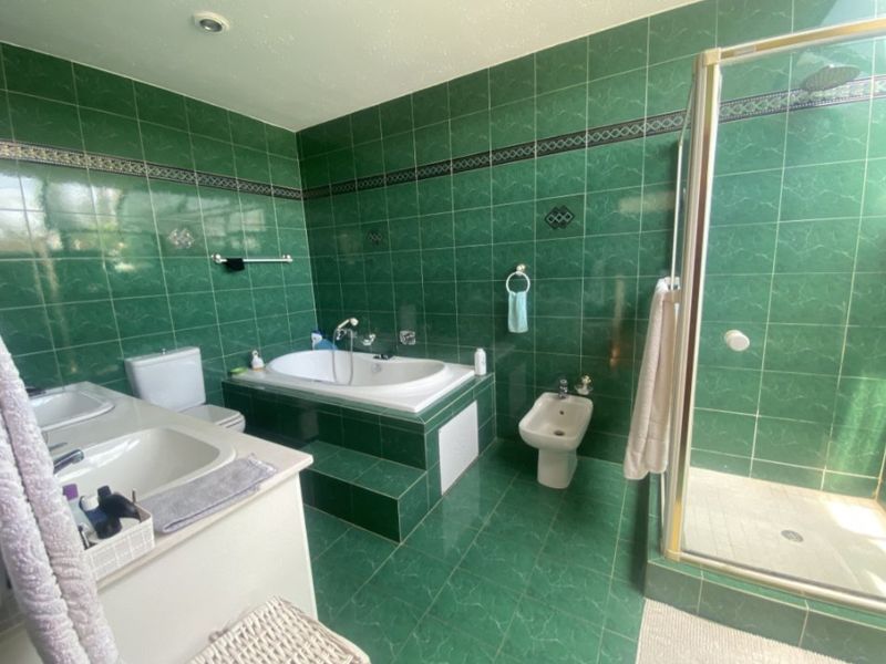 Luxurious 5-Bedroom House for Sale with Pool and Modern Amenities - Photo 8