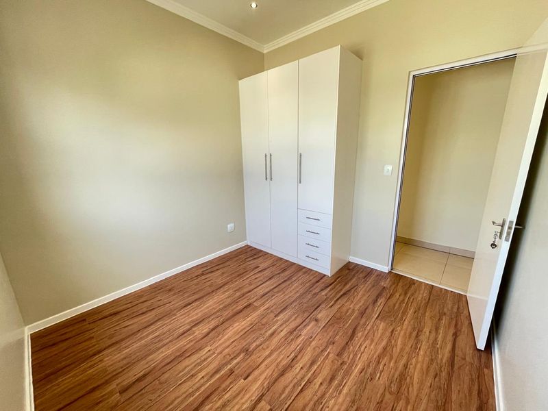 Spacious 3-Bedroom Simplex with Garden and Garage for Sale - Photo 4