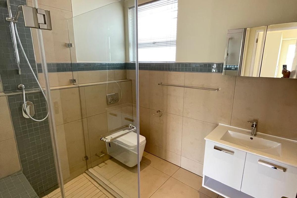 Spacious 3-Bedroom Simplex with Garden and Garage for Sale - Photo 5