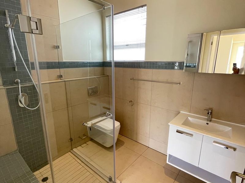 Spacious 3-Bedroom Simplex with Garden and Garage for Sale - Photo 5