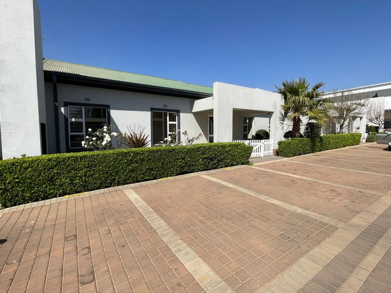 Spacious 3-Bedroom Simplex with Garden and Garage for Sale - Photo 8