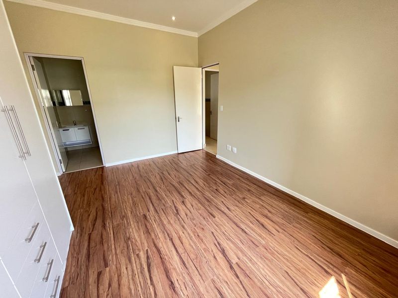 Spacious 3-Bedroom Simplex with Garden and Garage for Sale - Photo 6