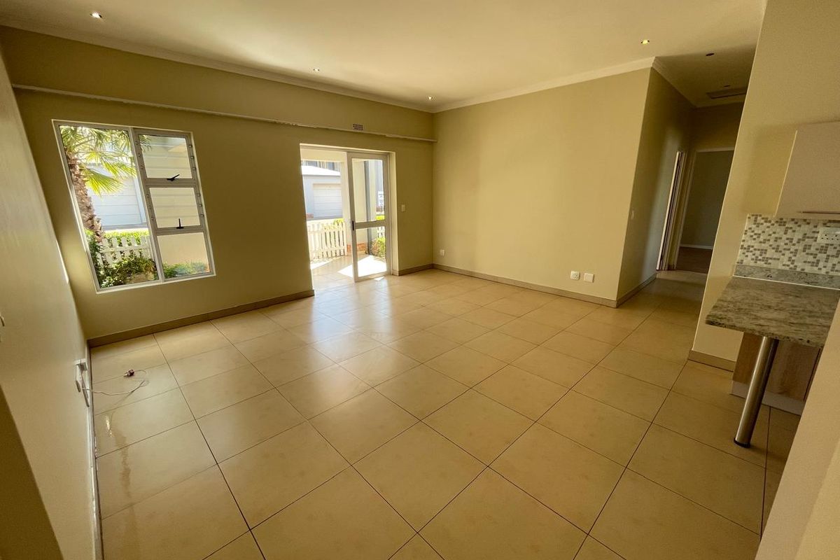 Spacious 3-Bedroom Simplex with Garden and Garage for Sale - Photo 2