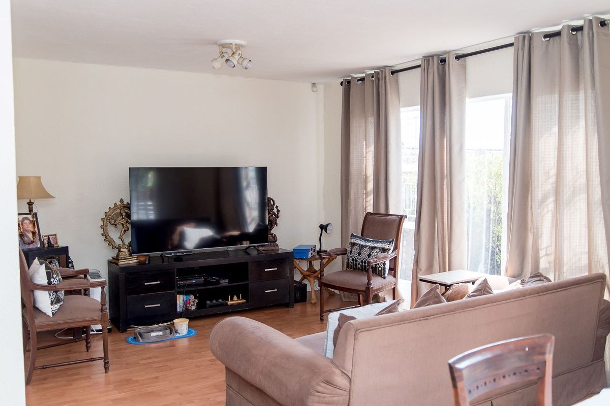 Spacious 4-Bedroom Duplex with Pool, Garden, and Flexible Living Spaces - Photo 5