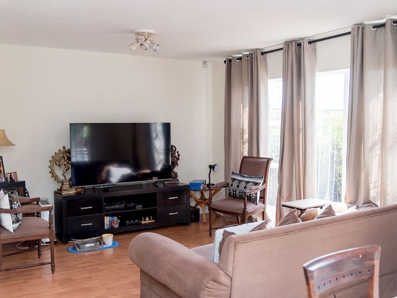 Spacious 4-Bedroom Duplex with Pool, Garden, and Flexible Living Spaces - Photo 5