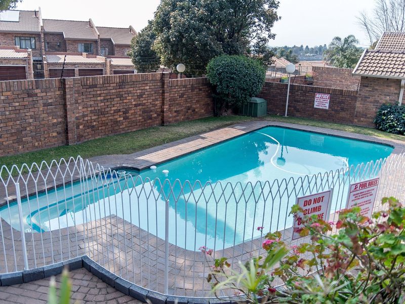 Spacious 4-Bedroom Duplex with Pool, Garden, and Flexible Living Spaces - Photo 2