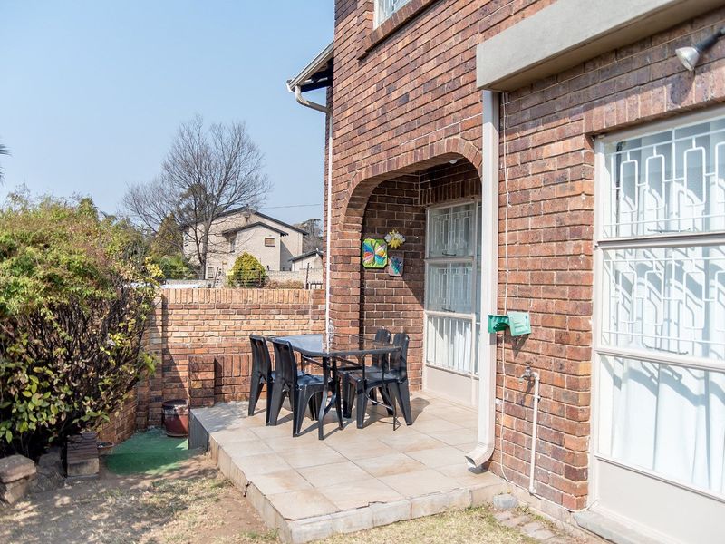 Spacious 4-Bedroom Duplex with Pool, Garden, and Flexible Living Spaces - Photo 9