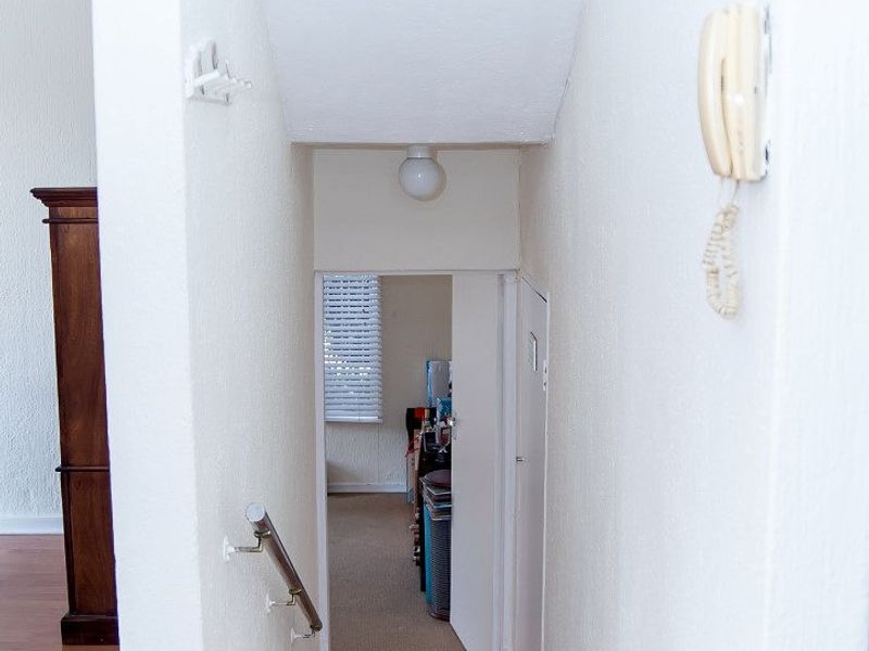 Spacious 4-Bedroom Duplex with Pool, Garden, and Flexible Living Spaces - Photo 7