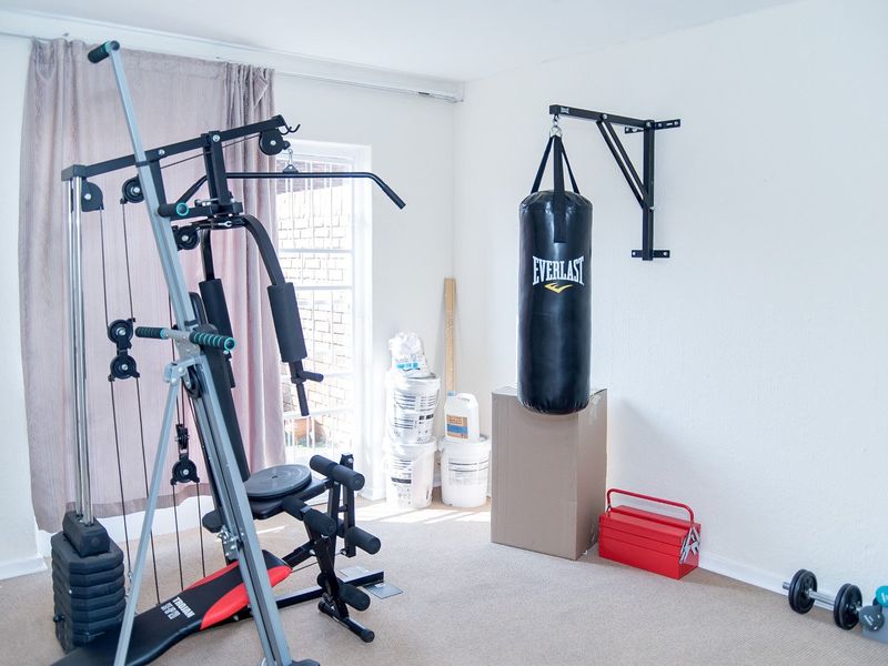 Spacious 4-Bedroom Duplex with Pool, Garden, and Flexible Living Spaces - Photo 8