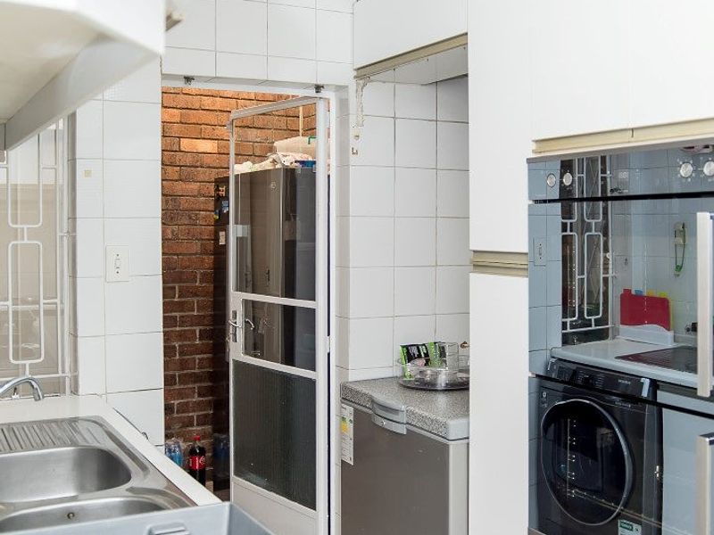 Spacious 4-Bedroom Duplex with Pool, Garden, and Flexible Living Spaces - Photo 6