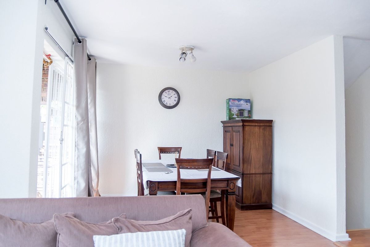 Spacious 4-Bedroom Duplex with Pool, Garden, and Flexible Living Spaces - Photo 4