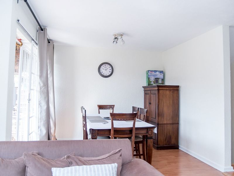 Spacious 4-Bedroom Duplex with Pool, Garden, and Flexible Living Spaces - Photo 4