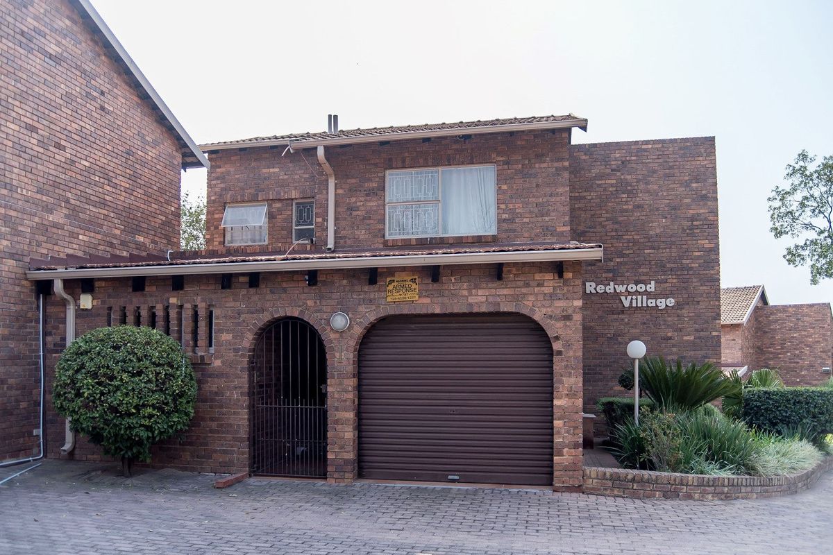 Spacious 4-Bedroom Duplex with Pool, Garden, and Flexible Living Spaces - Photo 3